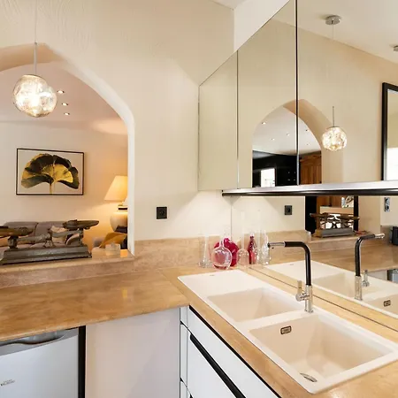 Magnificent With Private Pool 纳博讷