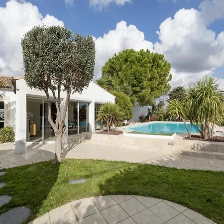 Magnificent With Private Pool 纳博讷